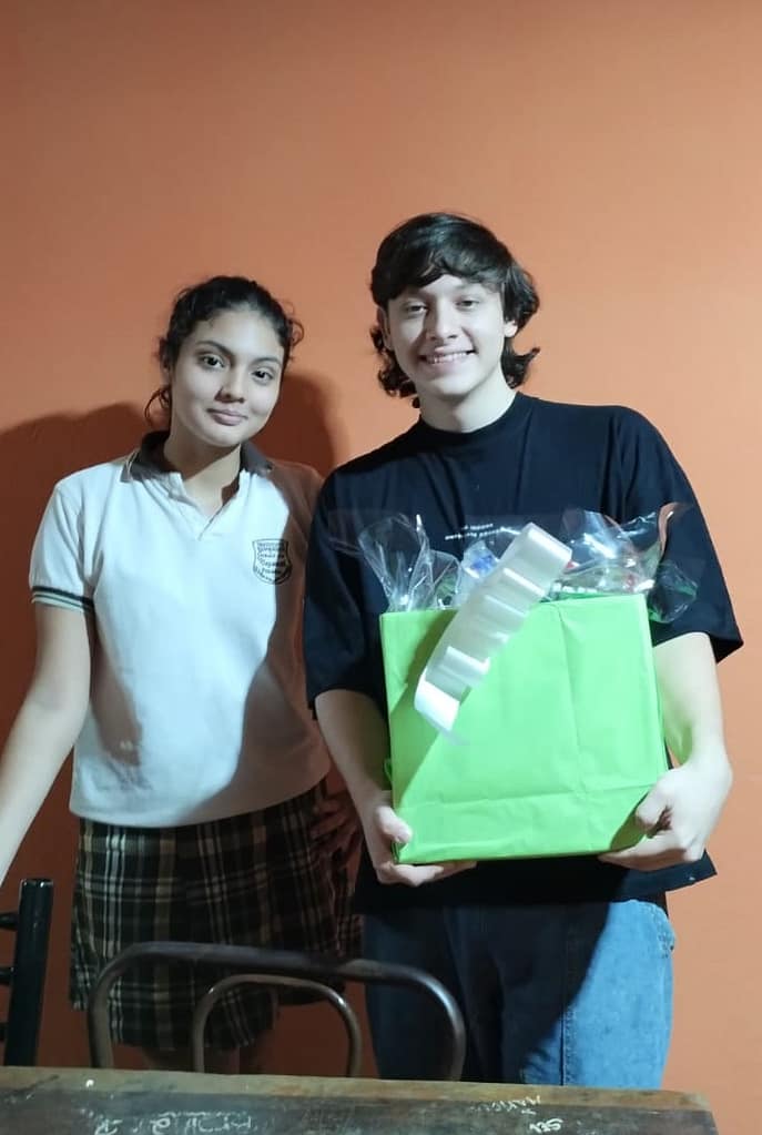 Ganadores de la rifa del Centro de estudiantes, acompañados por la presidenta del CDE.
