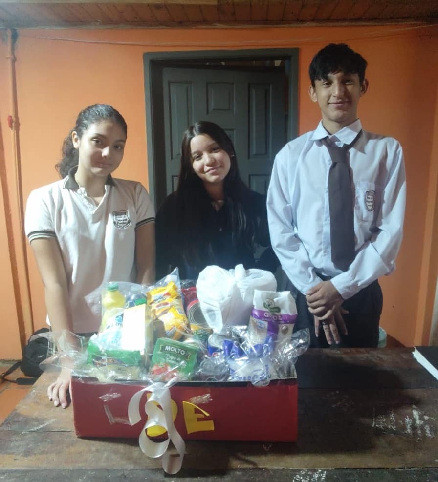 Ganadores de la rifa del Centro de estudiantes, acompañados por la presidenta y un vocal del CDE.